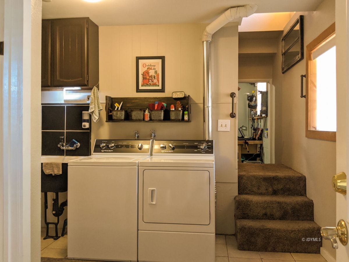 26523 Pine Avenue Idyllwild, CA 92549 - Photo 34 of 56 a kitchen with kitchen island a stove a sink and a refrigerator