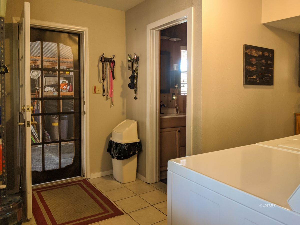 26523 Pine Avenue Idyllwild, CA 92549 - Photo 36 of 56 a room with a door