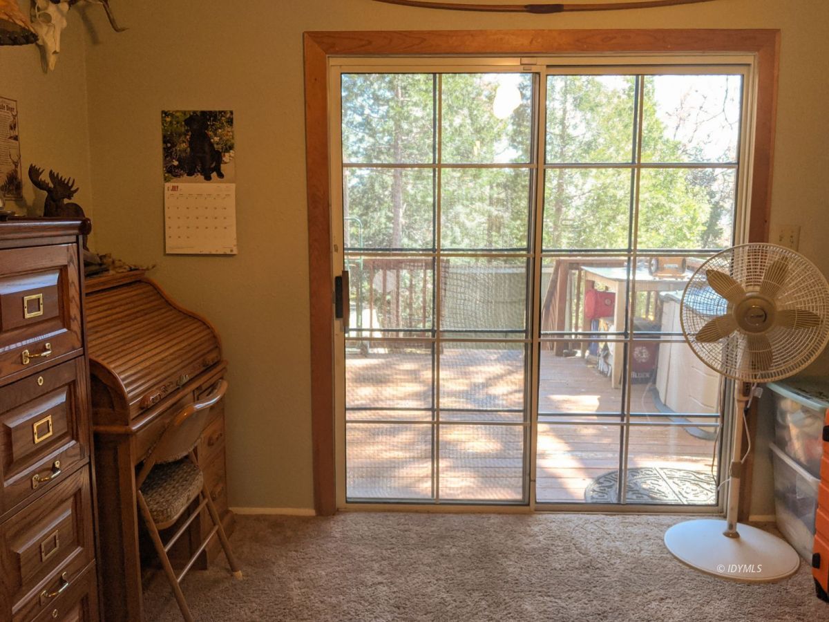 26523 Pine Avenue Idyllwild, CA 92549 - Photo 53 of 56 a view of a livingroom with furniture and windows