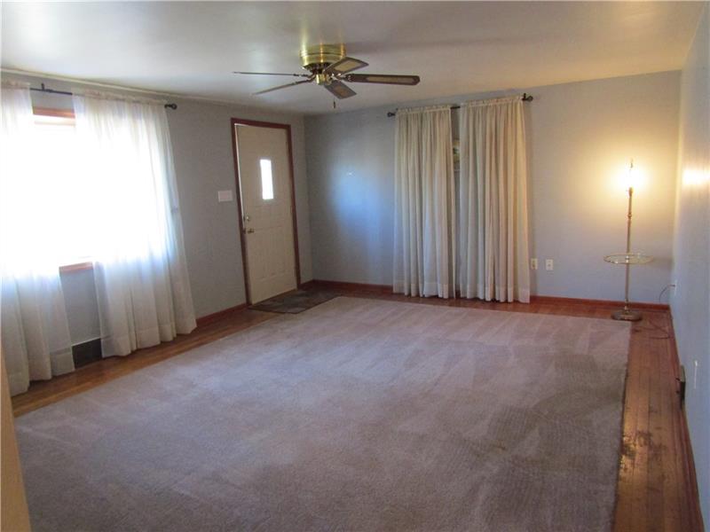 787 Youngstown Ridge Road Latrobe, PA 15650 - Photo 5 of 25 Living Room