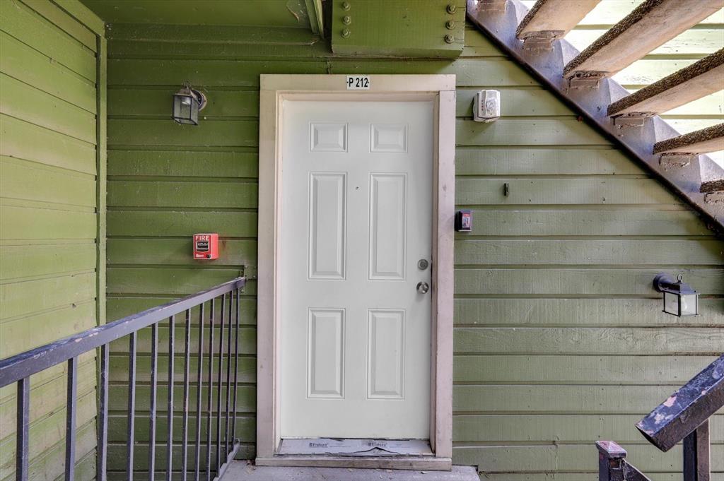 9831 Walnut Street, Unit 212 Dallas, TX 75243 - Photo 3 of 27 View of property entrance