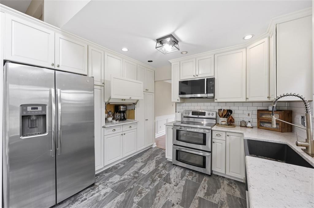 326 Quarry Road Washington, PA 15301 - Photo 11 of 50 Appliance garage easily tucked away