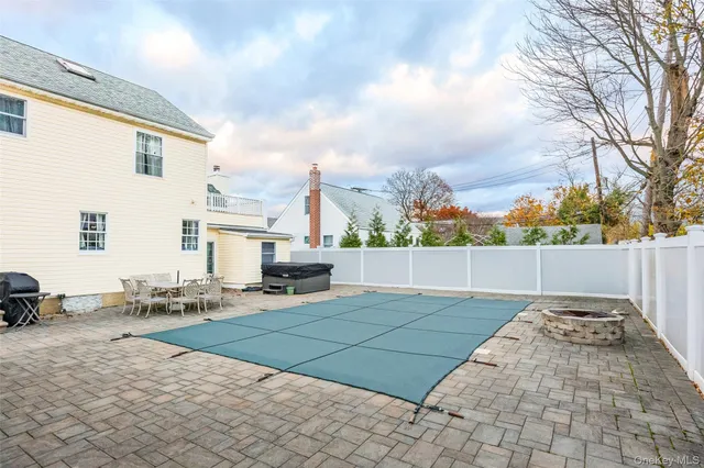 a picture of a white and white walls