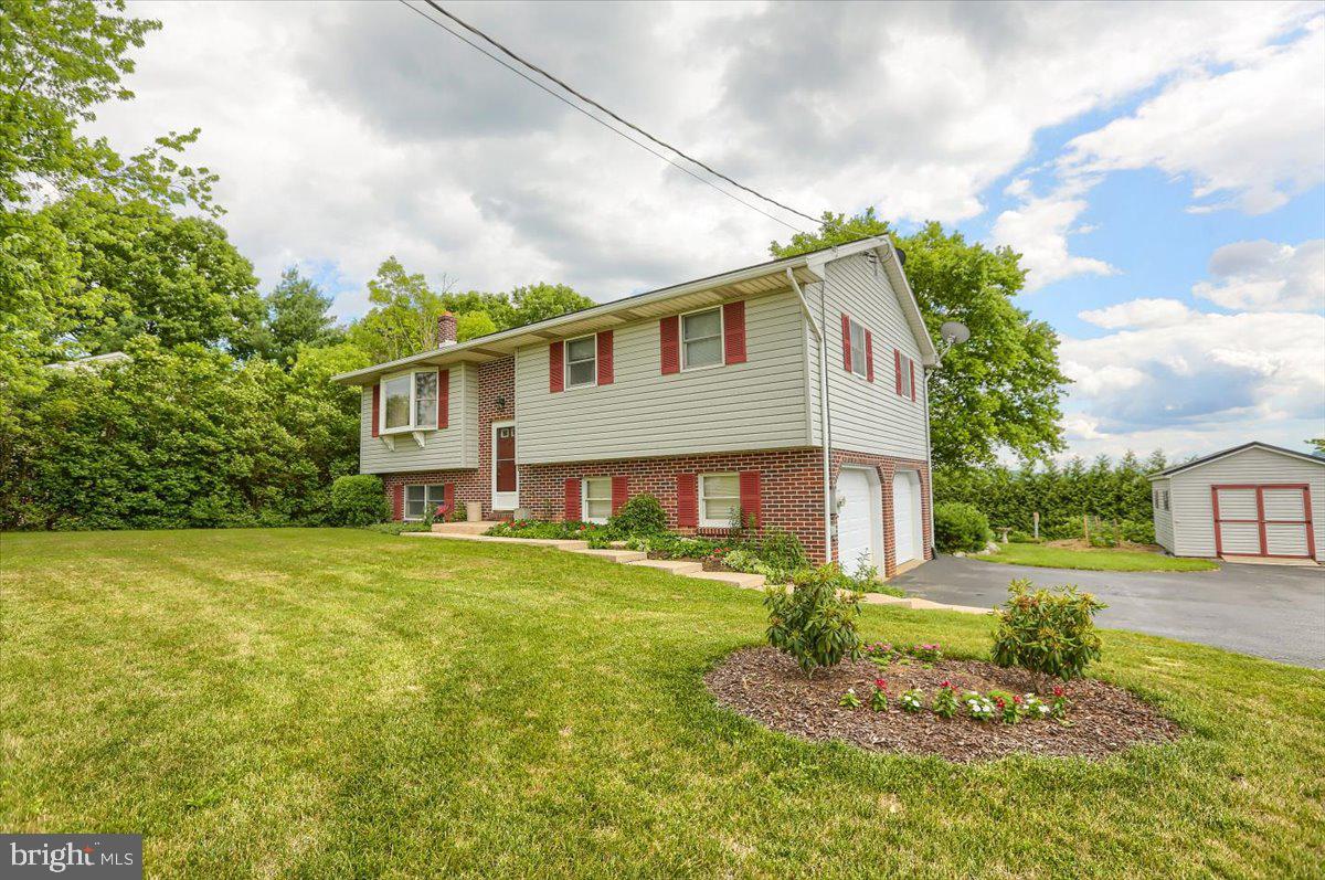 247 Rock Point Road Marietta, PA 17547 - Photo 3 of 31 Gallery Image 3