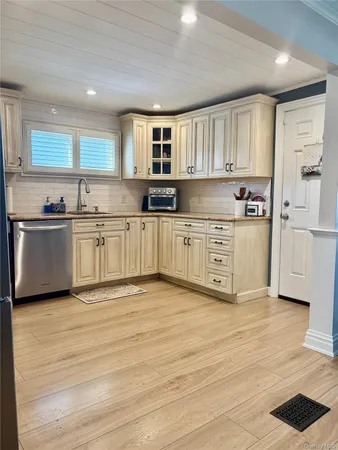$799,000 | 8 Carlton Drive, Massapequa, NY 11758