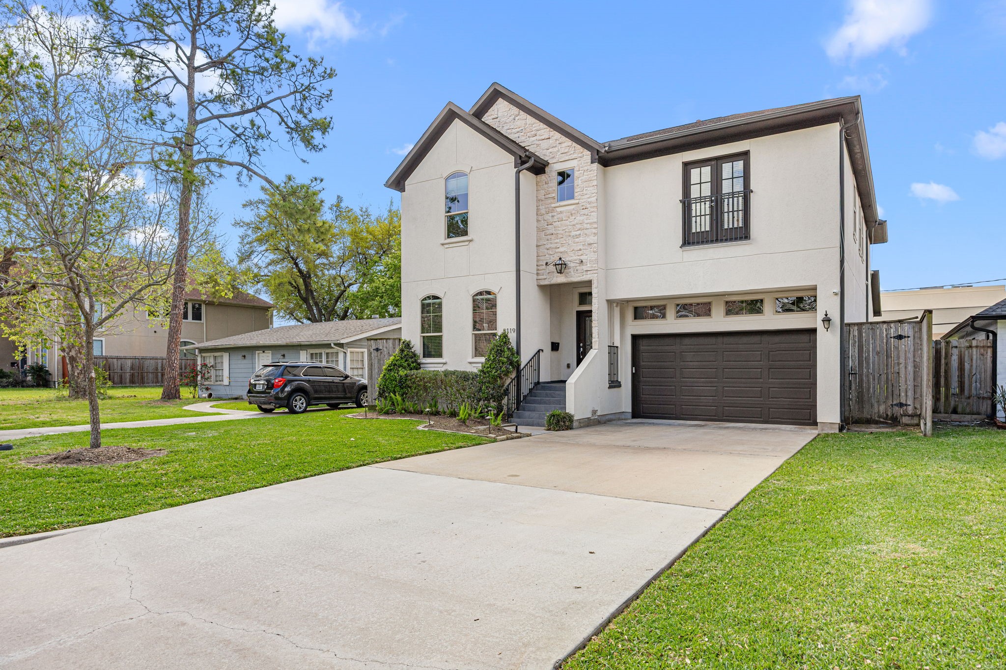 5119 Locust Street Bellaire, TX 77401 - Photo 2 of 47