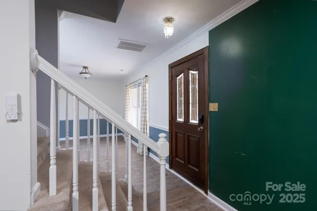 a view of entryway with livingroom