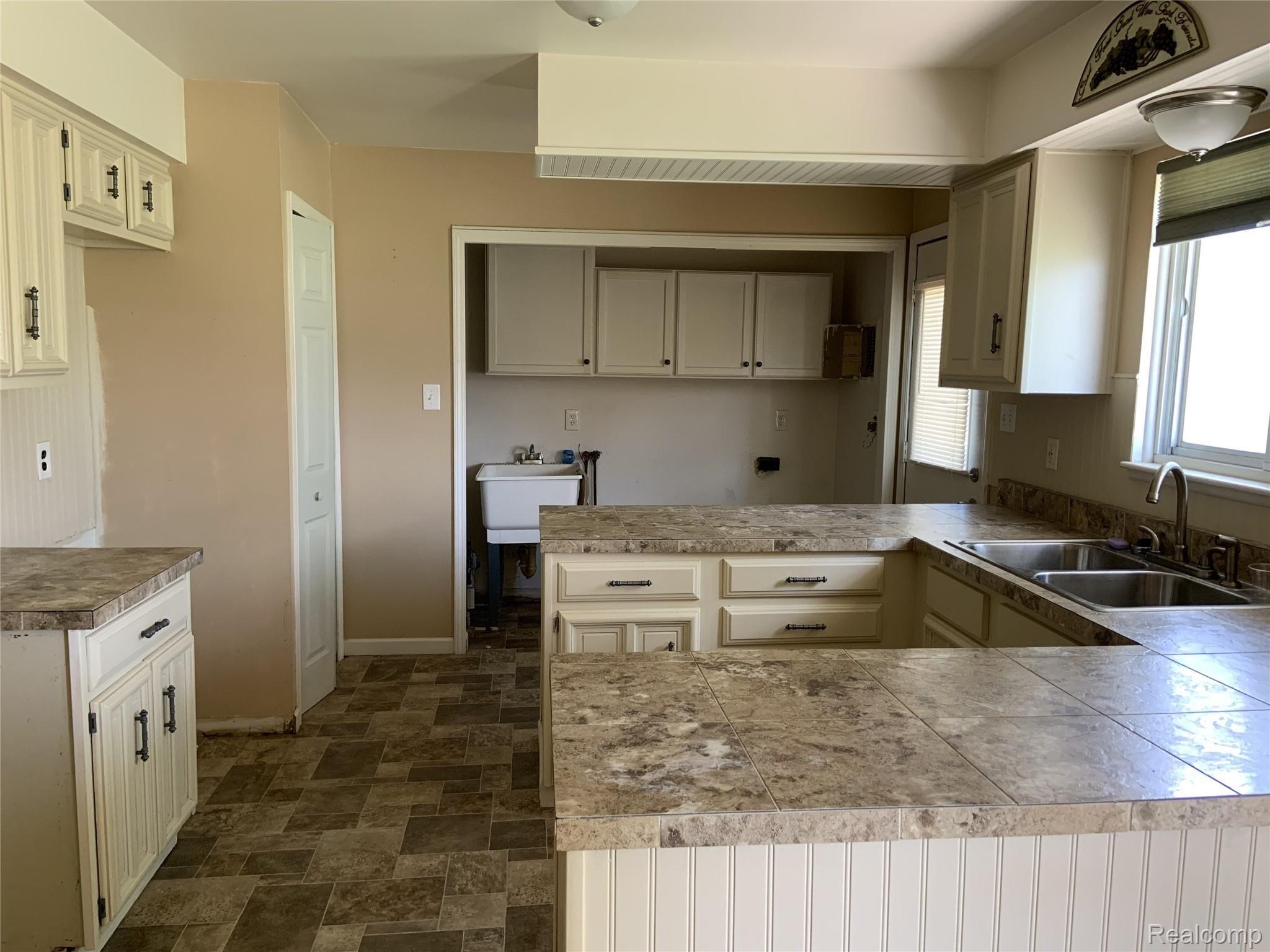 18477 Emit Road Riverview, MI 48193 - Photo 5 of 15 Kitchen looking into laundry area.jpg