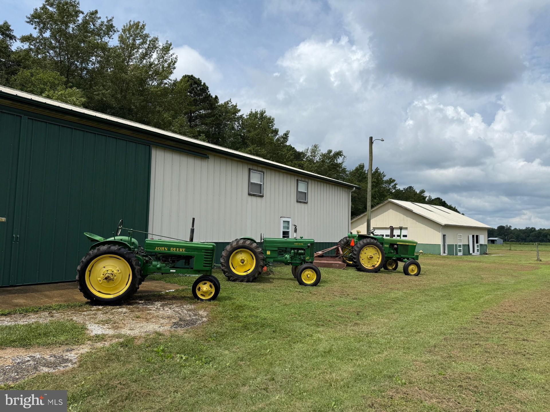 a view of a house with yard