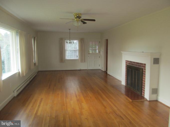 12368 Metlock Road Culpeper, VA 22701 - Photo 22 of 30 Living Room