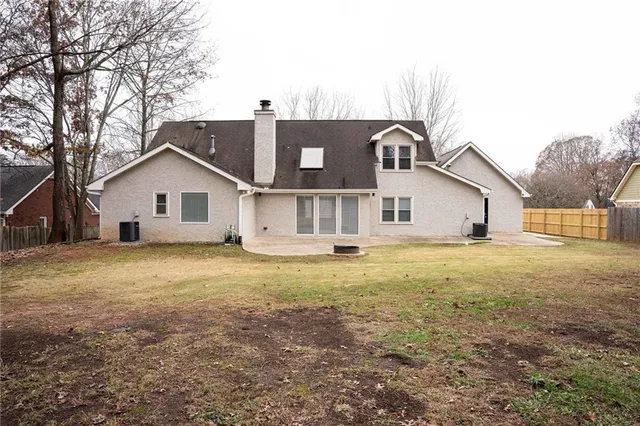 a view of a house with backyard
