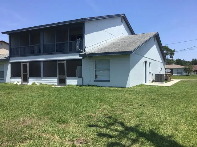 a view of a house with backyard