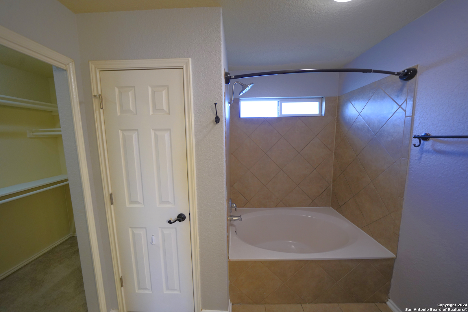 523 Diana Drive Converse, TX 78109 - Photo 26 of 50 a bathroom with a tub