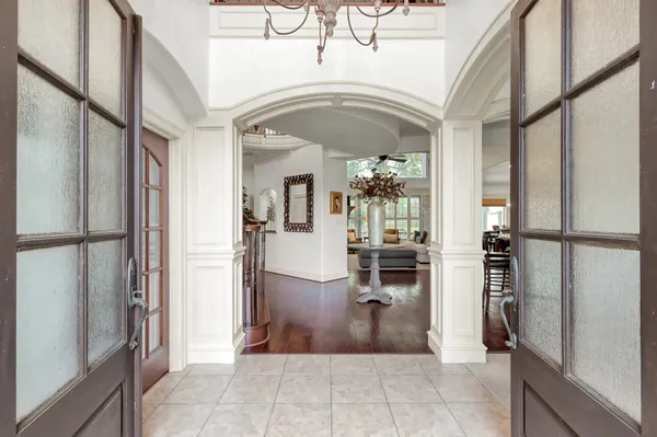 a view of entryway and kitchen