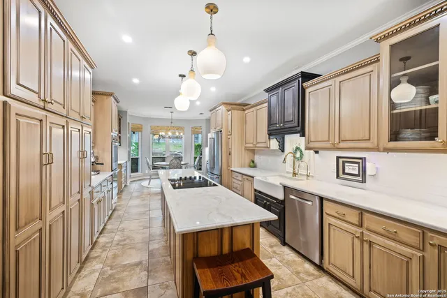 $999,999 | 21510 Forest Waters Circle, Garden Ridge, TX 78266