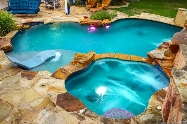 $999,999 | 21510 Forest Waters Circle, Garden Ridge, TX 78266