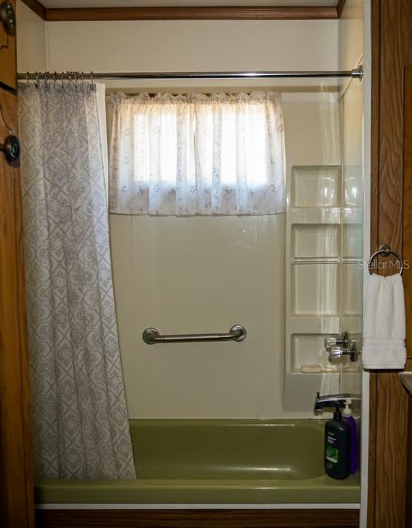 240 Kitty Avenue Interlachen, FL 32148 - Photo 22 of 44 a bathroom with a shower