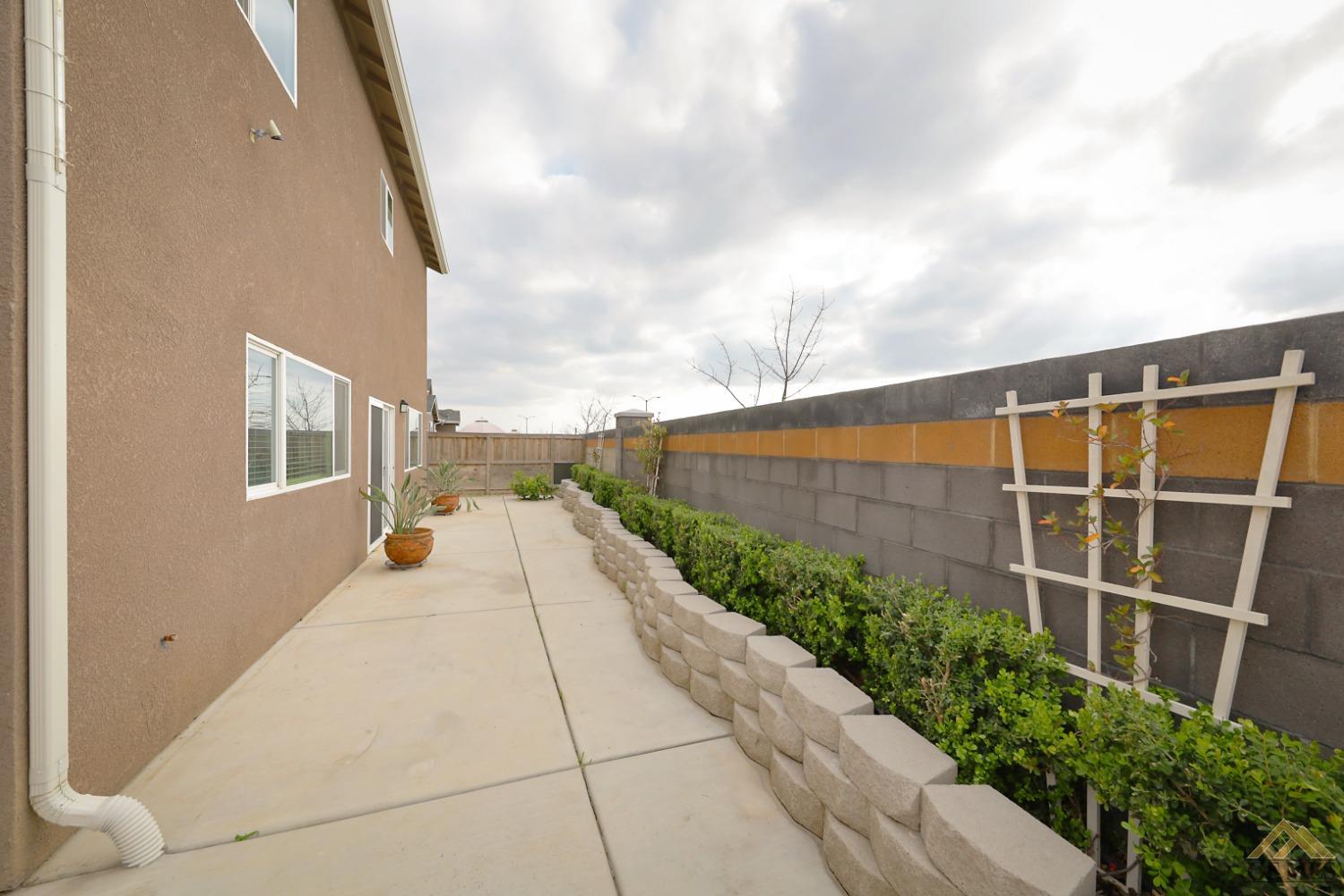 Undisclosed Address Shafter, CA 93263 - Photo 35 of 36 a view of a pathway with a balcony