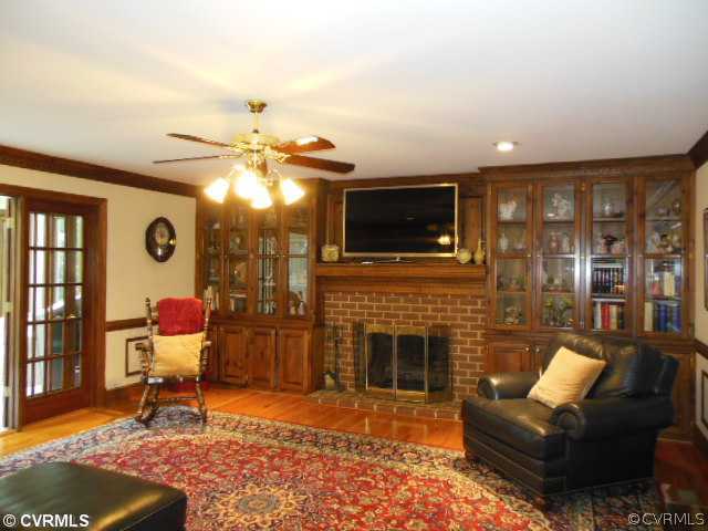 Den/Family/Great Room - The family room also has h