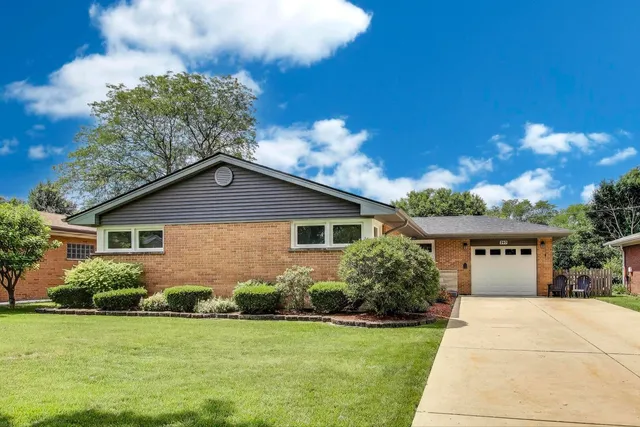 $477,000 | 207 East Berkshire Lane, Mount Prospect, IL 60056