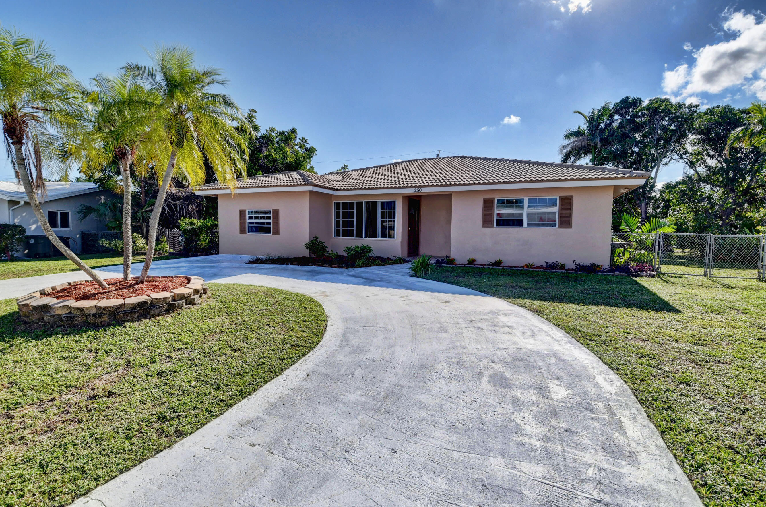 250 Northeast 27th Court Boca Raton, FL 33431 - Photo 3 of 44 03_dsc_7237_38_39_40_41