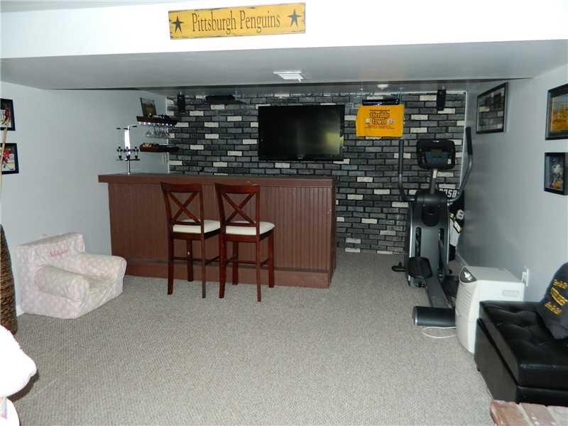 468 Marzolf Road Pittsburgh, PA 15209 - Photo 11 of 18 Family Room.
