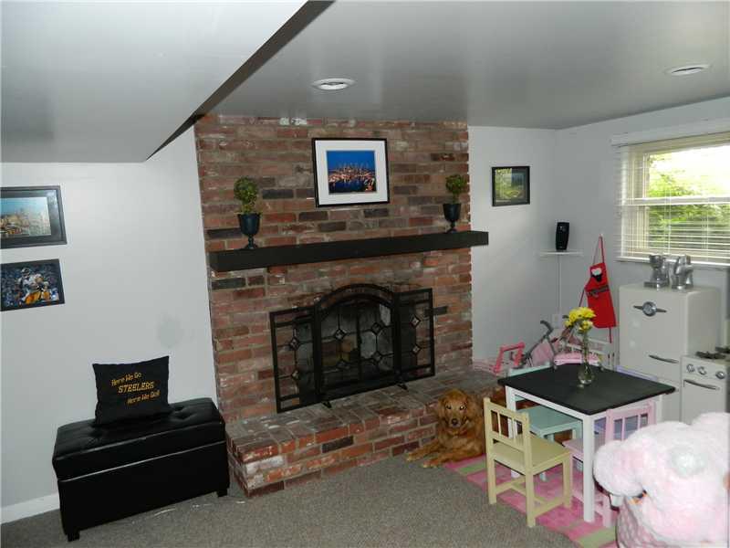 468 Marzolf Road Pittsburgh, PA 15209 - Photo 12 of 18 Family Room.