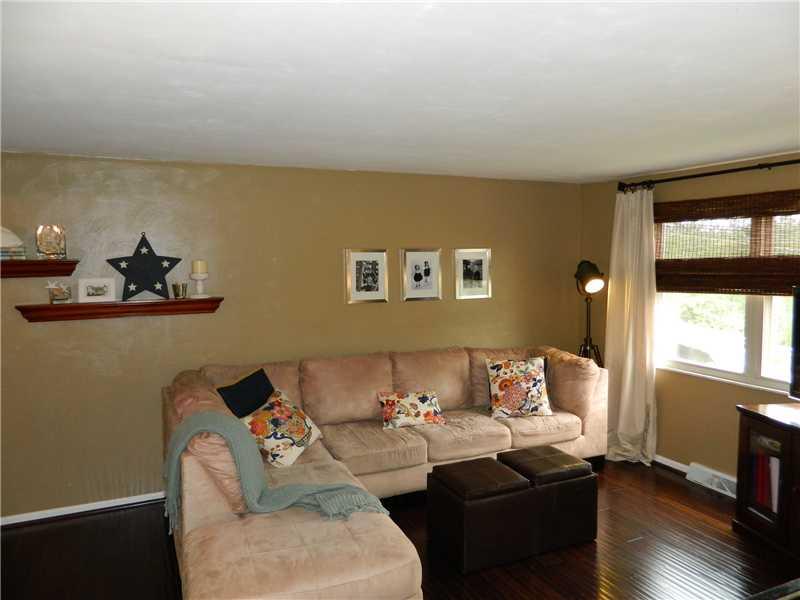 468 Marzolf Road Pittsburgh, PA 15209 - Photo 6 of 18 Living Room.