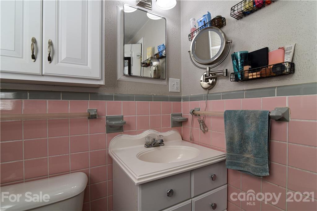 445 Raccoon Road Waynesville, NC 28786 - Photo 16 of 37 Gallery Image 16