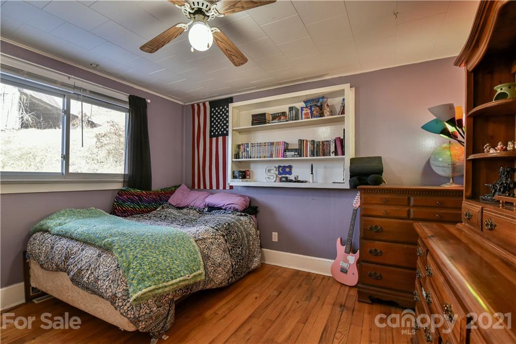 445 Raccoon Road Waynesville, NC 28786 - Photo 17 of 37 Gallery Image 17