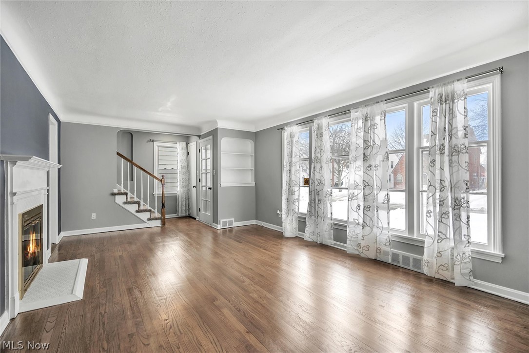 4034 Stilmore Road Cleveland, OH 44121 - Photo 2 of 29