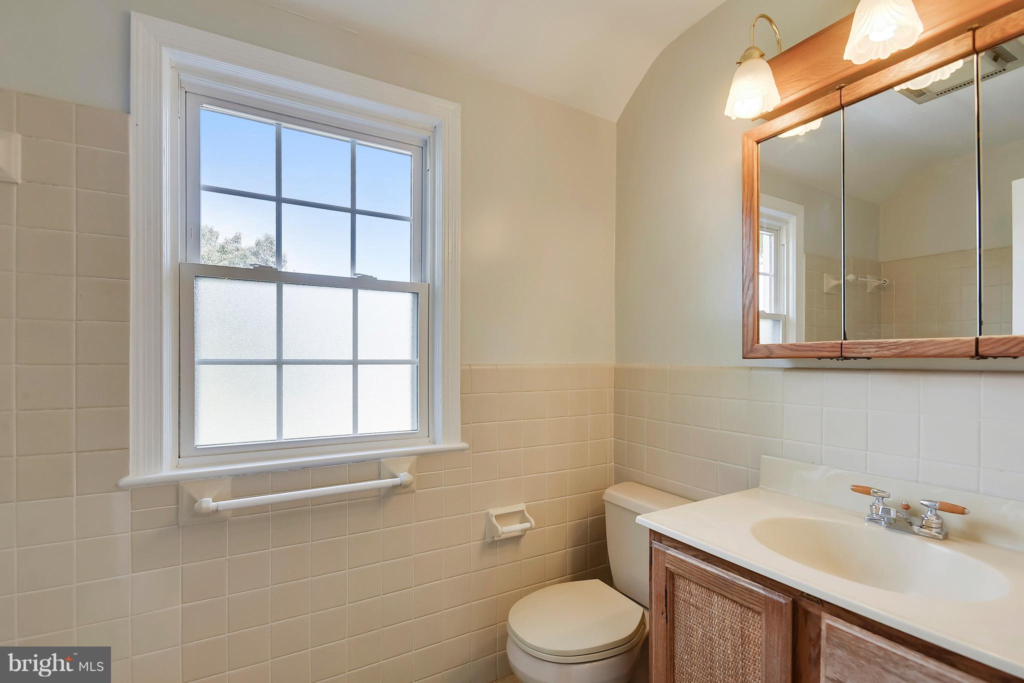 214 St Lawrence Drive Silver Spring, MD 20901 - Photo 15 of 30 Upper level hall full bathroom