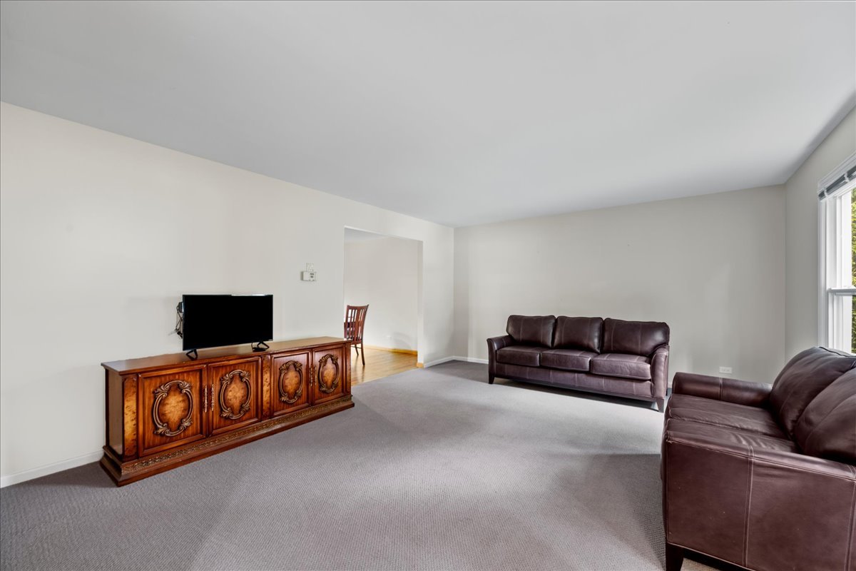 1554 Deer Run Road Gurnee, IL 60031 - Photo 11 of 24 a living room with furniture and a flat screen tv