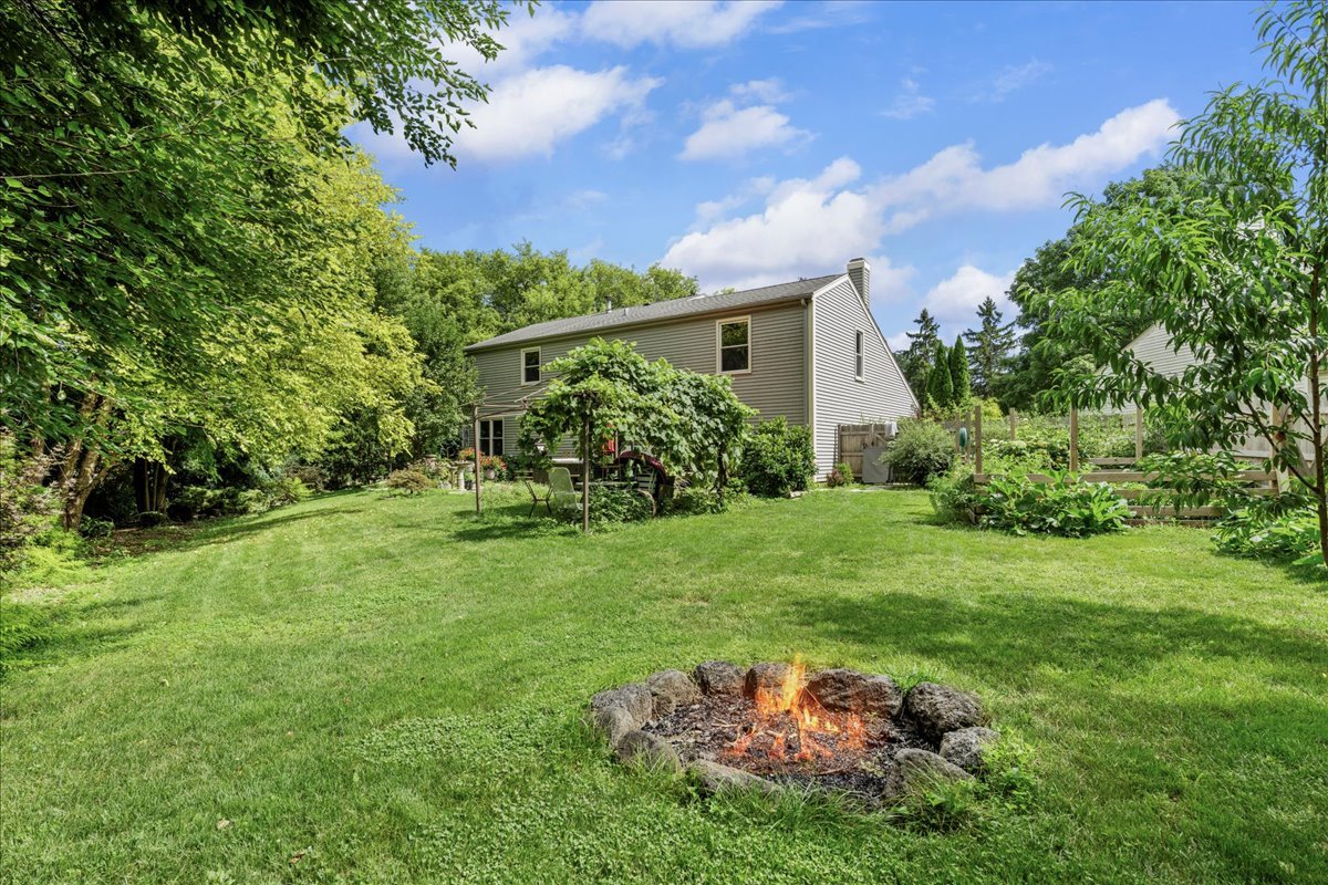 1554 Deer Run Road Gurnee, IL 60031 - Photo 19 of 24 a backyard of a house with lots of green space