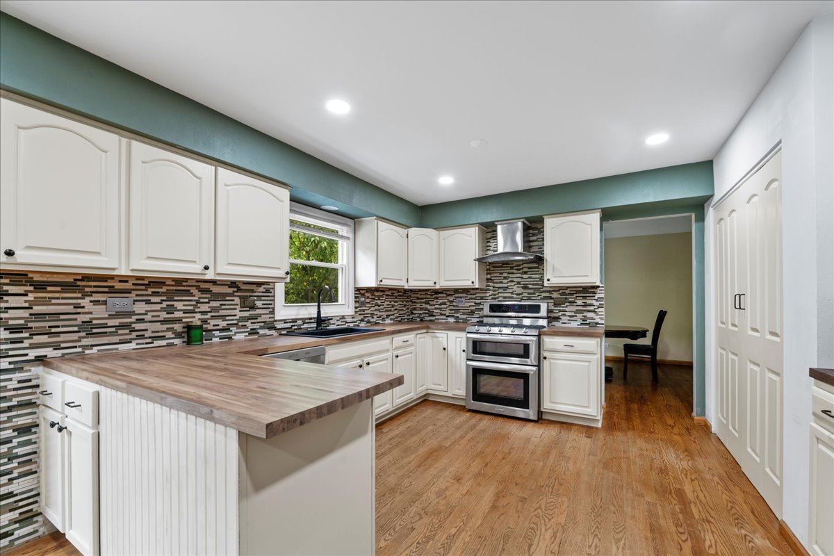 1554 Deer Run Road Gurnee, IL 60031 - Photo 4 of 24 a kitchen with a stove top oven sink and cabinets