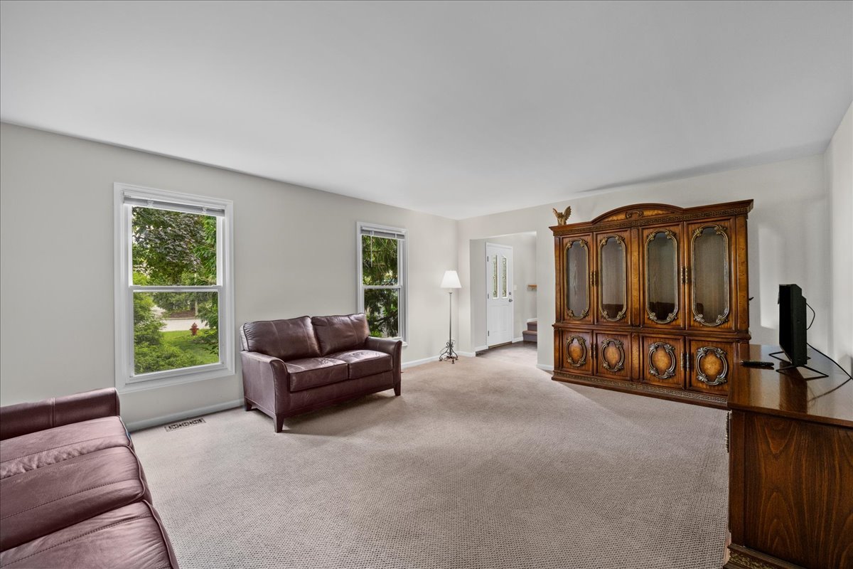 1554 Deer Run Road Gurnee, IL 60031 - Photo 10 of 24 a living room with furniture and a window