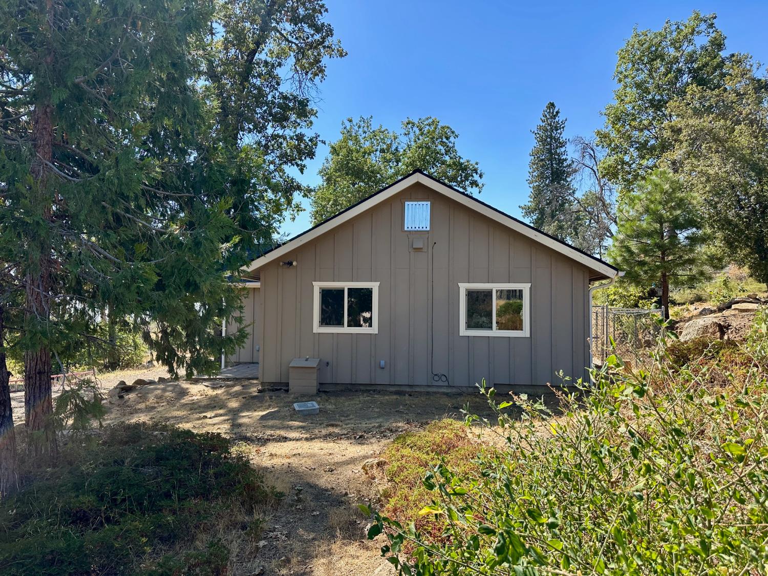 38295 Cressman Road Shaver Lake, CA 93664 - Photo 15 of 31 a view of backyard of house with wooden fence