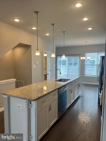 a large kitchen with kitchen island a large island in it