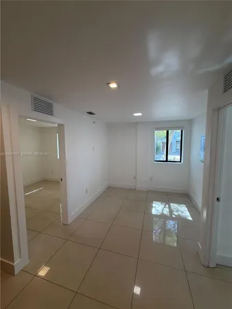 $1,900 | 829 Southwest 18th Avenue, Unit 109, Miami, FL 33135