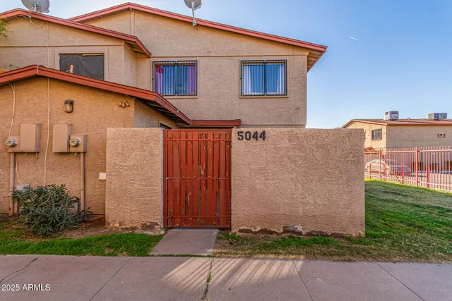 a view of a house front of house