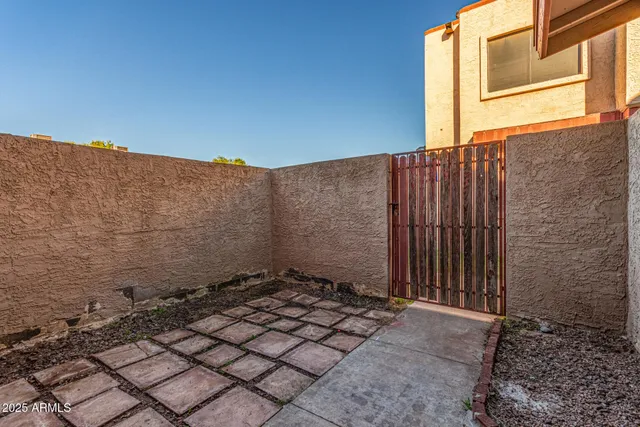 a view of a backyard