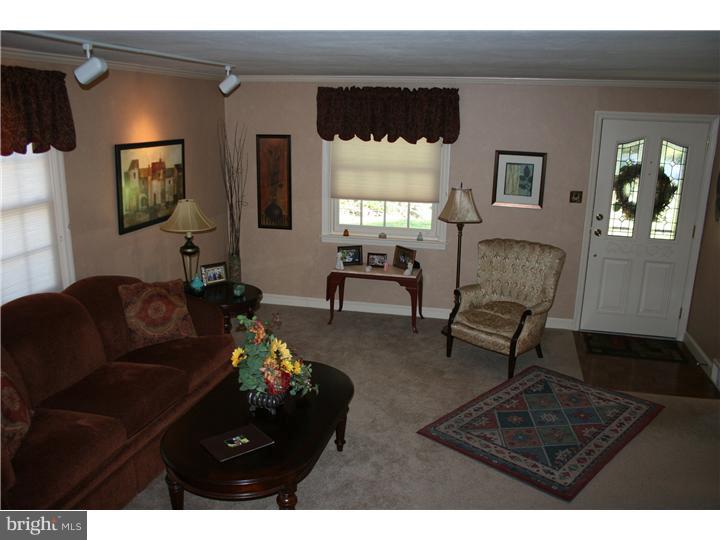 286 Valley View Road Springfield, PA 19064 - Photo 3 of 24 Living Room