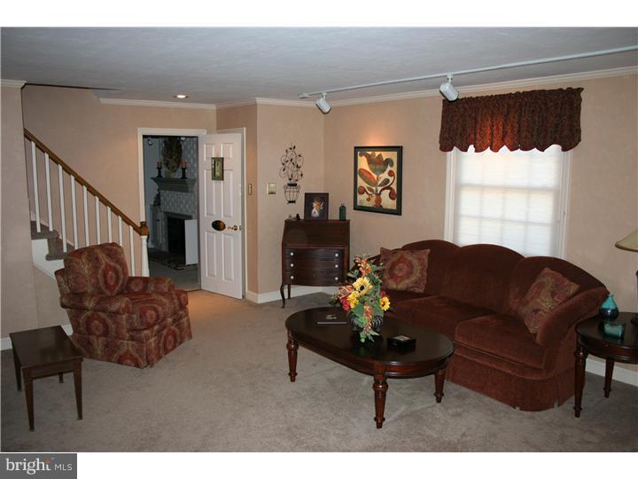 286 Valley View Road Springfield, PA 19064 - Photo 4 of 24 Living Room