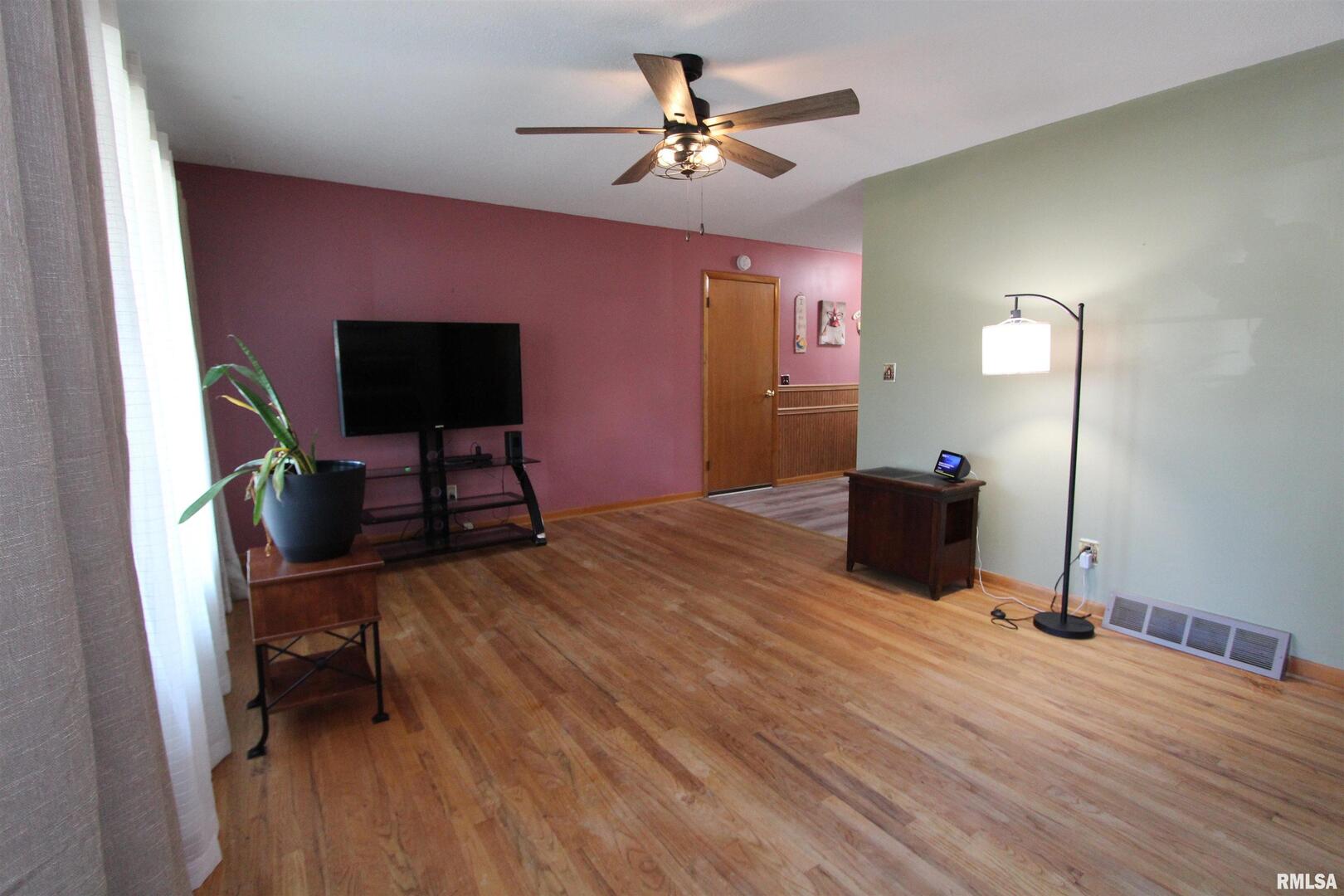 915 North 12th Street Clinton, IA 52732 - Photo 3 of 22