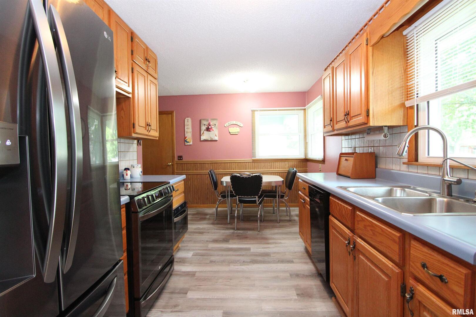 915 North 12th Street Clinton, IA 52732 - Photo 6 of 22