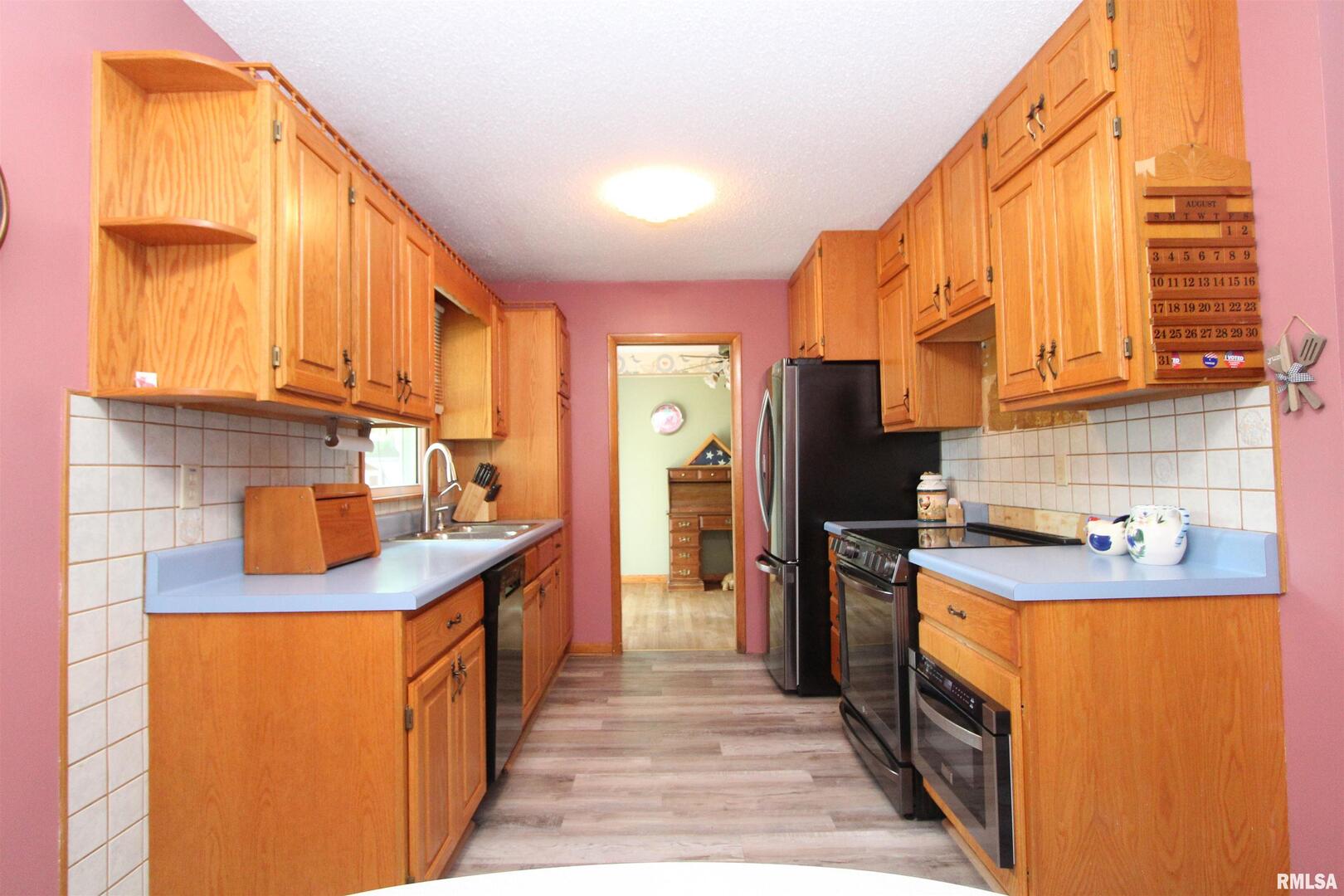 915 North 12th Street Clinton, IA 52732 - Photo 7 of 22