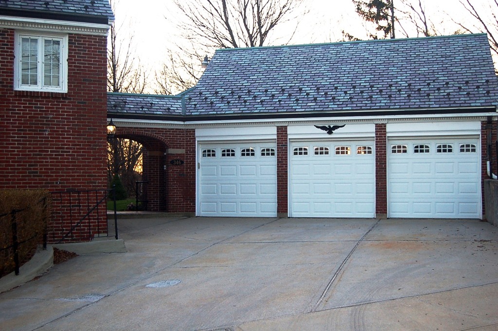 346 Gaskill Street Woonsocket, RI 02895 - Photo 2 of 25 a view of a garage