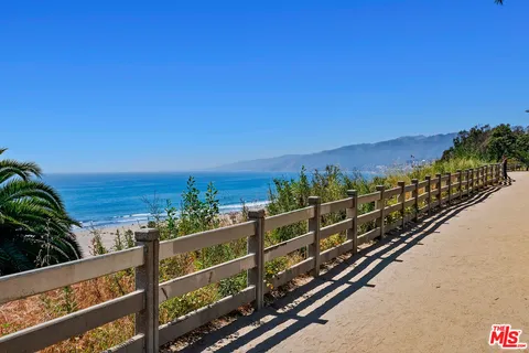 $3,100,000 | 207 Ocean Ave Extension, Santa Monica, CA 90402