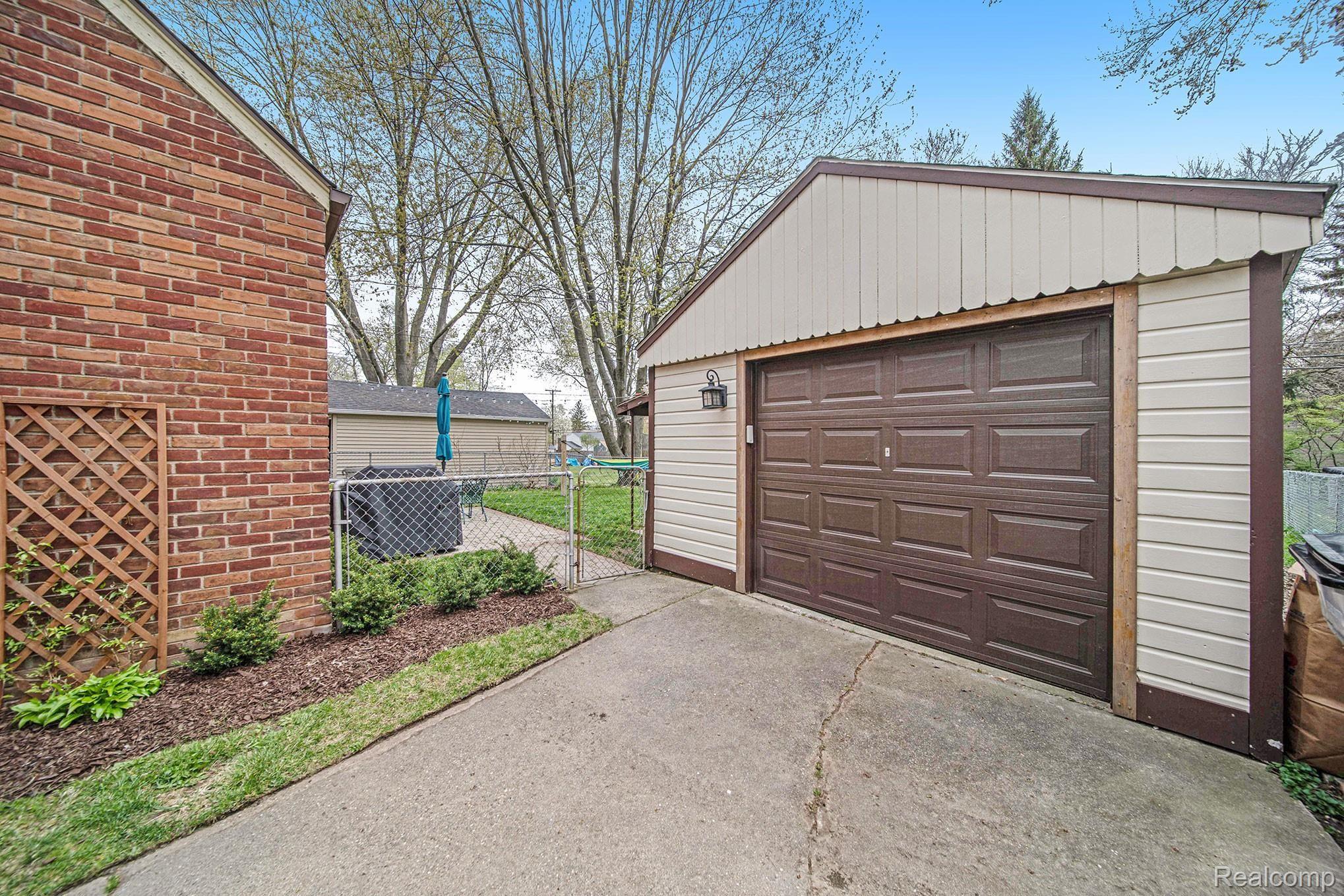 1737 Dorothea Road Berkley, MI 48072 - Photo 27 of 33 1737-Dorothea_44.jpg