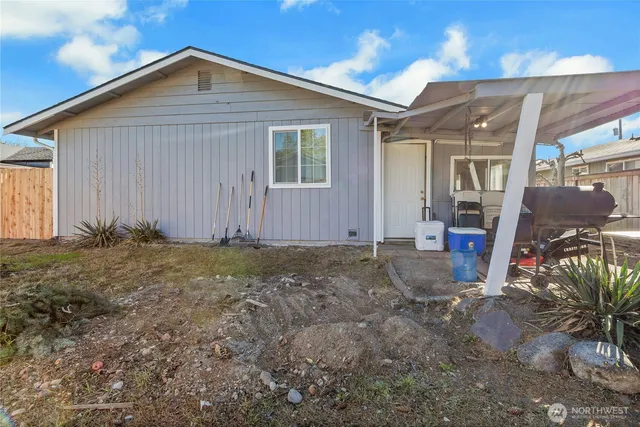 a view of a house with backyard and porch